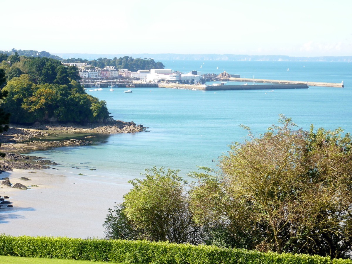 La baie de Douarnenez et le port vus depuis les hauteurs