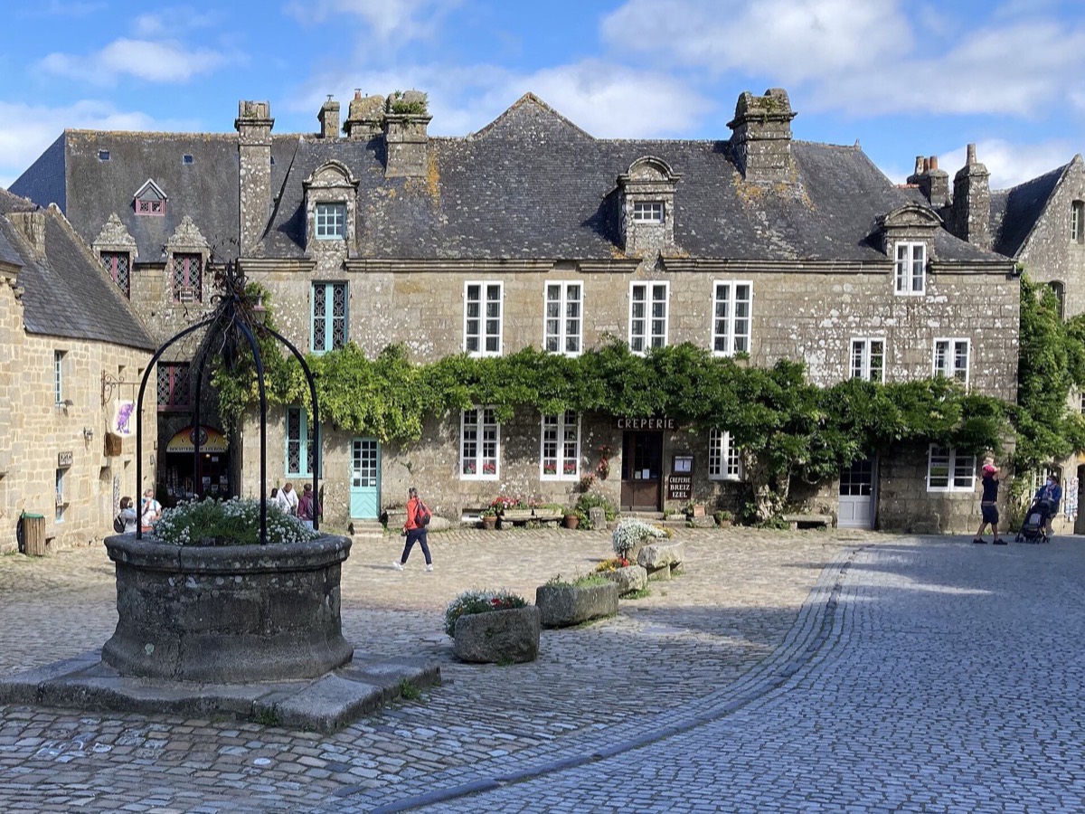 Le puits et les maisons de granit de la place de l'Église, à Locronan