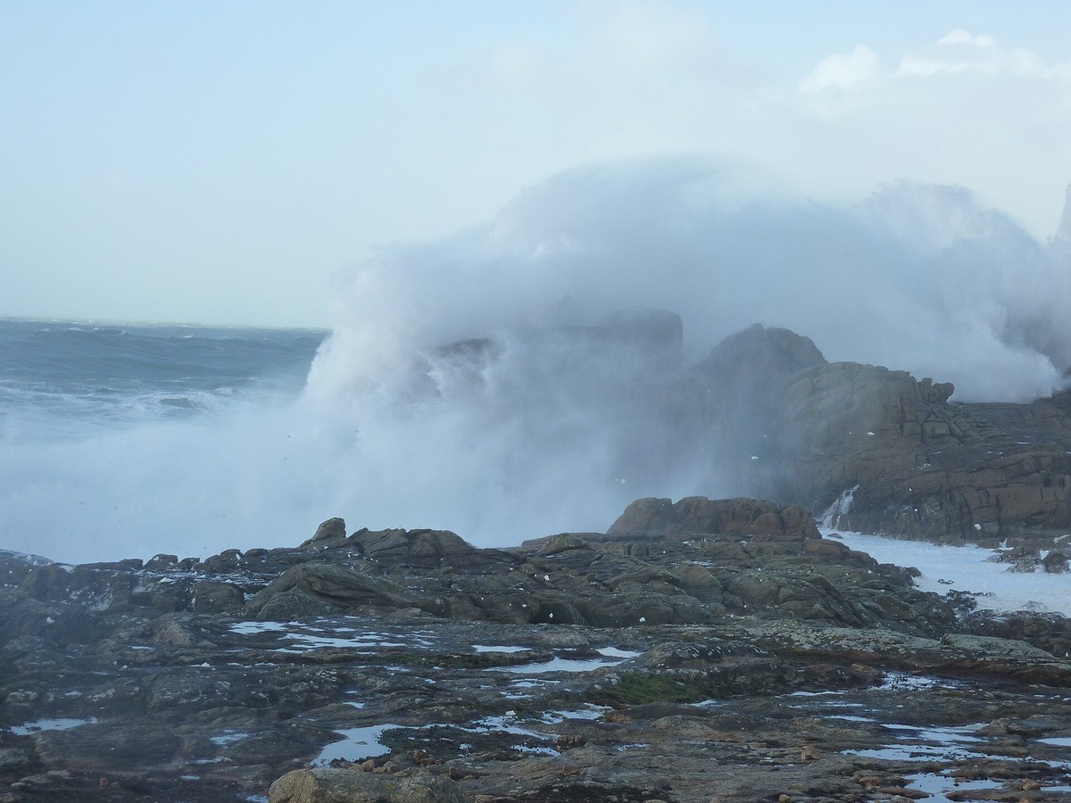 Une vague se brisant sur les rochers de Saint-Guénolé, à Penmarc'h